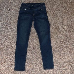 Levi’s pull in jeans. Size 28. Good used condition.